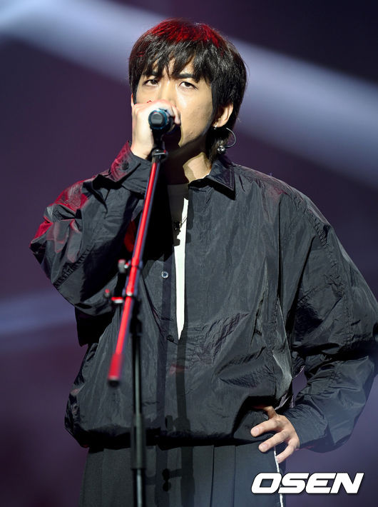 24일 오후 서울 용산구 이촌동 노들섬 라이브하우스에서 이승윤의 ‘폐허가 된다 해도’ 발매 기념 쇼케이스가 열렸다. ‘폐허가 된다 해도’는 반복되는 허무, 희망, 좌절, 용기의 뒤엉킴 속에서 그럼에도 불구하고 우리를 살게 하는 것들, 각자를 살게 하는 것들에 관한 이야기를 풀어냈다. 가수 이승윤이 공연을 펼치고 있다. 2021.11.24 /ksl0919@osen.co.kr