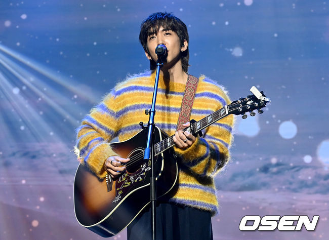 24일 오후 서울 용산구 이촌동 노들섬 라이브하우스에서 이승윤의 ‘폐허가 된다 해도’ 발매 기념 쇼케이스가 열렸다. ‘폐허가 된다 해도’는 반복되는 허무, 희망, 좌절, 용기의 뒤엉킴 속에서 그럼에도 불구하고 우리를 살게 하는 것들, 각자를 살게 하는 것들에 관한 이야기를 풀어냈다. 가수 이승윤이 공연을 펼치고 있다. 2021.11.24 /ksl0919@osen.co.kr