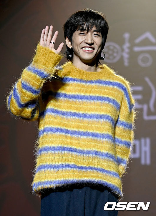 가수 이승윤이 취재진을 향해 포즈를 취하고 있다. 2021.11.24 /ksl0919@osen.co.kr