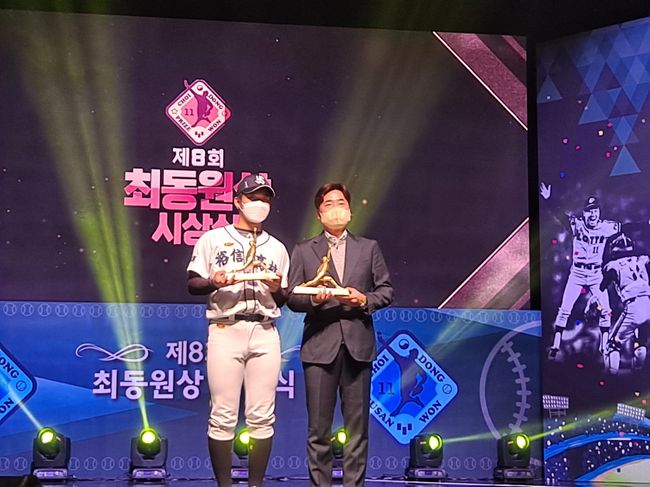 유신고 박영현(왼쪽)이 고교 최동원상을 받고 있다. /최동원기념사업회 제공