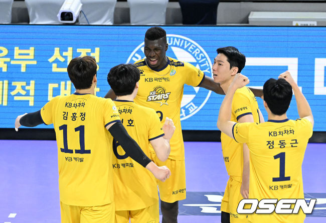 24일 오후 인천 계양체육관에서 2021-2022 도드람 V-리그 정규리그 프로배구 대한항공과 KB손해보험의 경기가 열렸다.3세트 득점에 성공한 KB손해보험 케이타가 동료들과 환호하고 있다. 2021.11.24 /sunday@osen.co.kr