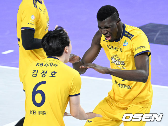 24일 오후 인천 계양체육관에서 2021-2022 도드람 V-리그 정규리그 프로배구 대한항공과 KB손해보험의 경기가 열렸다.1세트 득점에 성공한 KB손해보험 김정호와 케이타가 환호하고 있다. 2021.11.24 /sunday@osen.co.kr