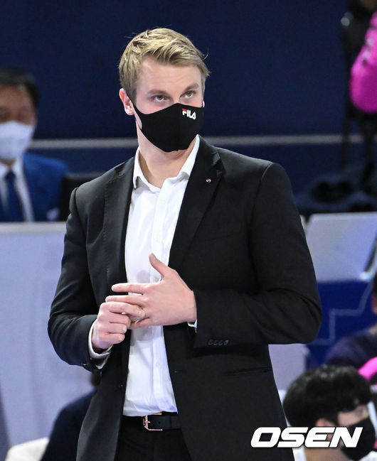 24일 오후 인천 계양체육관에서 2021-2022 도드람 V-리그 정규리그 프로배구 대한항공과 KB손해보험의 경기가 열렸다.2세트 대한항공 토미 틸리카이넨 감독이 선수들을 바라보고 있다. 2021.11.24 /sunday@osen.co.kr