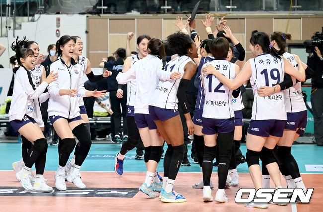 승리가 확정된 순간 도로공사 선수들이 기쁨을 나누고 있다. 2021.11.24 /ksl0919@osen.co.kr