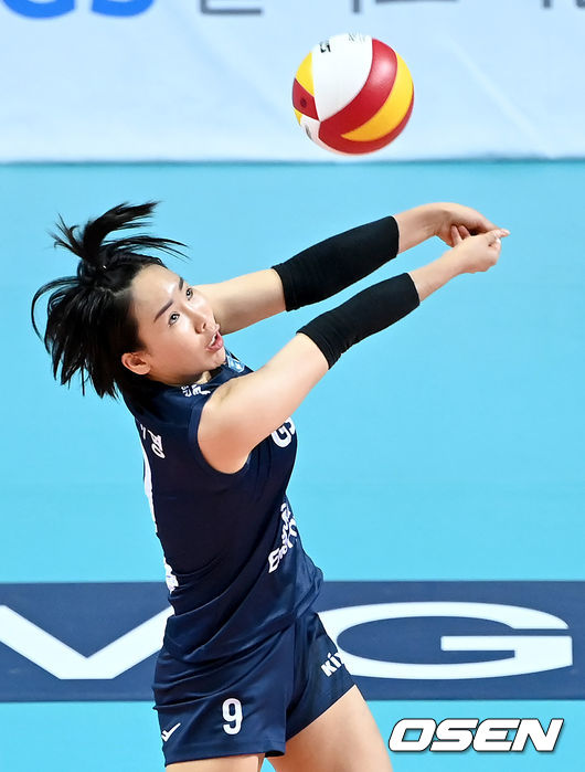 24일 오후 서울 장충체육관에서 ‘도드람 2021-2022 V리그’ 여자부 GS칼텍스와 한국도로공사의 경기가 열렸다. 1세트 GS칼텍스 오지영이 리시브를 하고 있다. 2021.11.24 /ksl0919@osen.co.kr