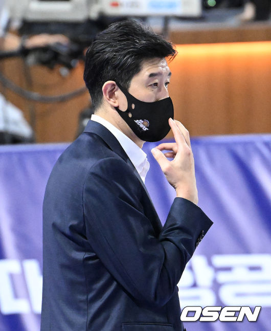 24일 오후 인천 계양체육관에서 2021-2022 도드람 V-리그 정규리그 프로배구 대한항공과 KB손해보험의 경기가 열렸다.2세트 KB손해보험 후인정 감독이 경기를 바라보고 있다. 2021.11.24 /sunday@osen.co.kr