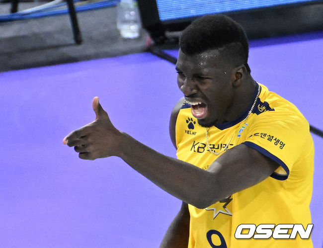 24일 오후 인천 계양체육관에서 2021-2022 도드람 V-리그 정규리그 프로배구 대한항공과 KB손해보험의 경기가 열렸다.2세트 득점에 성공한 KB손해보험 케이타가 환호하고 있다. 2021.11.24 /sunday@osen.co.kr