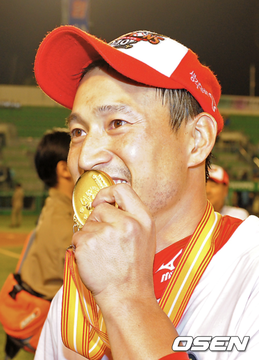 2010년 한국시리즈 우승 후 SK 김재현이 기뻐하고 있다. /OSEN DB