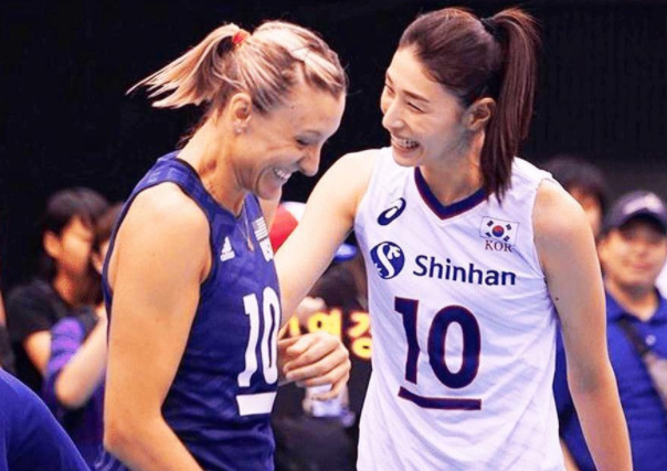 국제대회에서 경기 도중 라슨과 김연경(오른쪽)