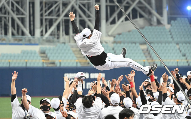 KT 유한준 헹가래 2021.11.17 /sunday@osen.co.kr