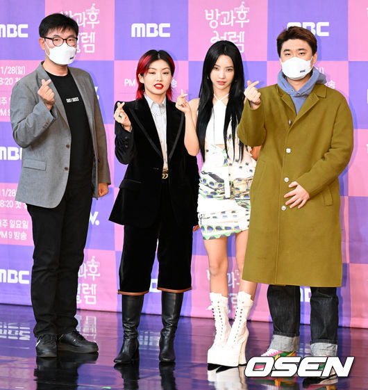 강영선 CP, 아이키, (여자)아이들 소연, 박상현 PD가 포토타임을 하고 있다. 2021.11.25 /jpnews@osen.co.kr