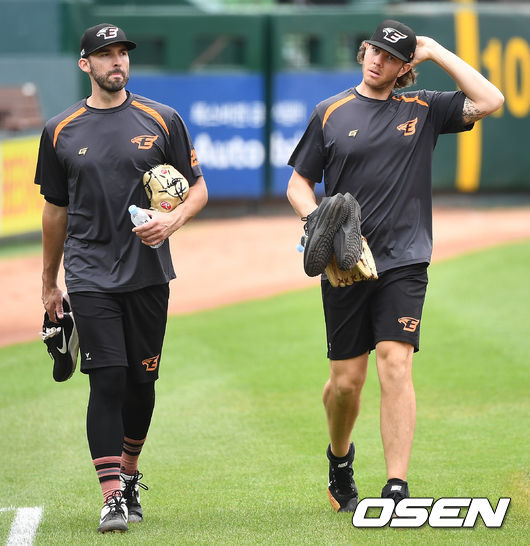 한화 외국인투수 카펜터와 킹험이 훈련을 마친 뒤 그라운드를 나서고 있다. 2021.06.18 /OSEN DB