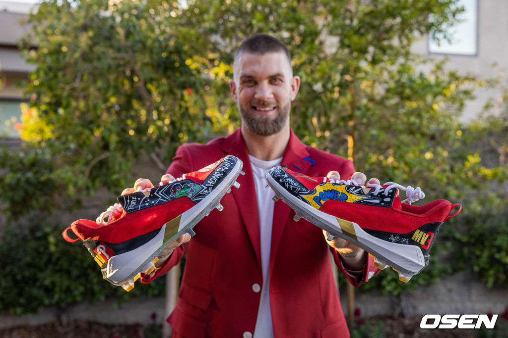 [사진] 노스 캠던 야구팀 어린이들이 직접 디자인한 스포츠 클리츠를 들어보이고 있는 브라이스 하퍼. <언더아머 공식 트위터 캡처>