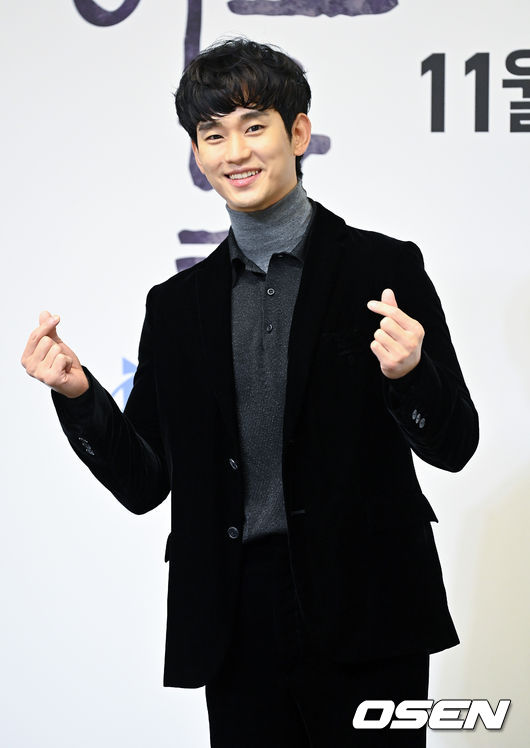 배우 김수현이 포토타임을 하고 있다. 2021.11.26 /jpnews@osen.co.kr