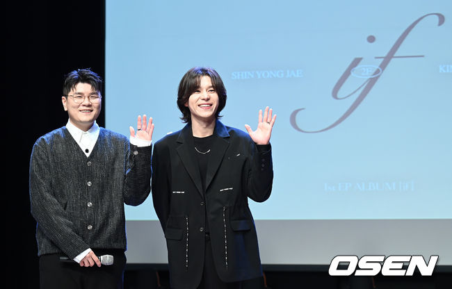26일 오후 서울 강남구 일지아트홀에서 2F(신용재, 김원주)의 첫 번째 EP 'if' 발매기념 쇼케이스가 열렸다.<br /><br />2F 신용재와 김원주가 포토타임을 하고 있다. 2021.11.26 /sunday@osen.co.kr