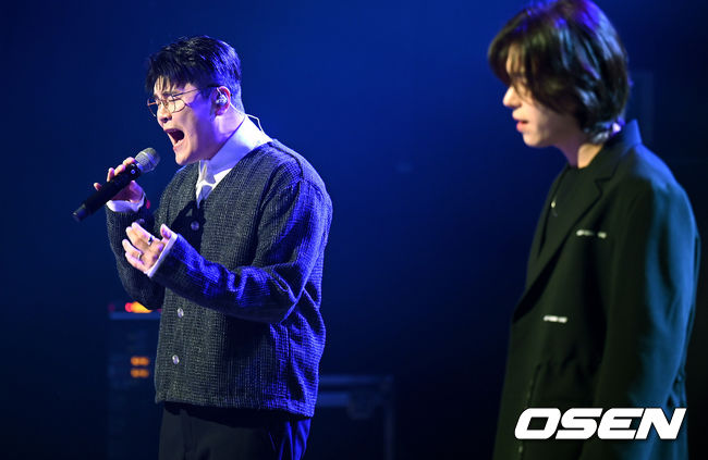 26일 오후 서울 강남구 일지아트홀에서 2F(신용재, 김원주)의 첫 번째 EP 'if' 발매기념 쇼케이스가 열렸다.<br /><br />2F 신용재와 김원주가 신곡을 선보이고 있다. 2021.11.26 /sunday@osen.co.kr