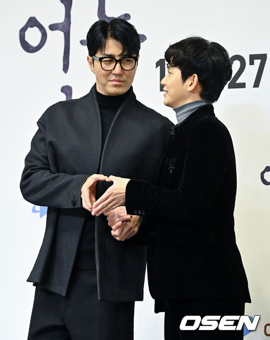 배우 차승원, 김수현이 포토타임을 하고 있다. 2021.11.26 /jpnews@osen.co.kr