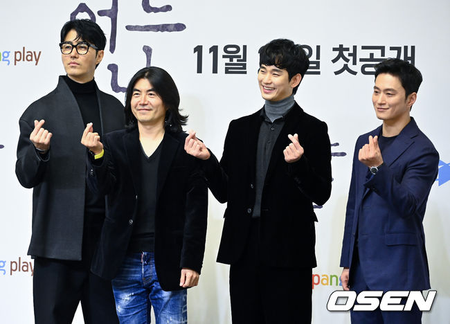 배우 차승원, 이명우 감독, 배우 김수현, 김성규가 포토타임을 하고 있다. 2021.11.26 /jpnews@osen.co.kr