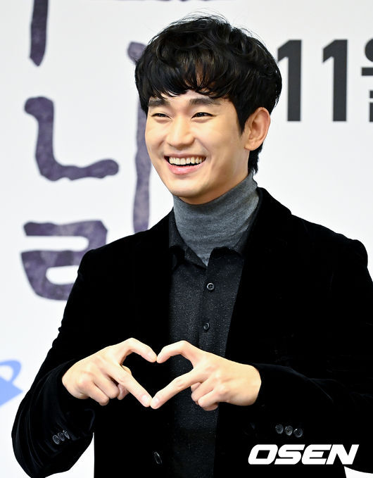배우 김수현이 포토타임을 하고 있다. 2021.11.26 /jpnews@osen.co.kr