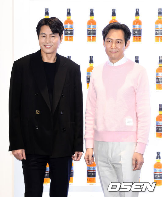 배우 정우성과 이정재가 포토타임을 갖고 있다. /sunday@osen.co.kr