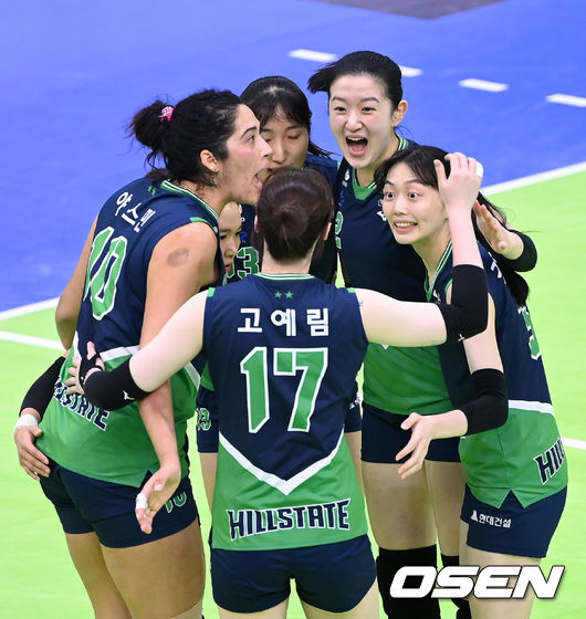 26일 오후 수원체육관에서 2021-2022 도드람 V-리그 여자부 정규리그 프로배구 현대건설과 흥국생명의 경기가 열렸다.1세트 현대건설 선수들이 득점에 환호하고 있다. 2021.11.26 /sunday@osen.co.kr