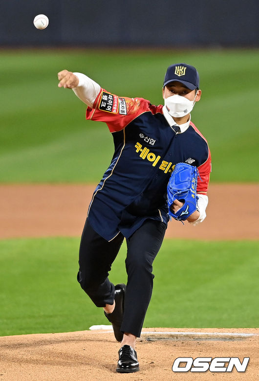 2022 KT 1차지명 박영현이 시구를 하고 있다. 2021.10.27 /jpnews@osen.co.kr