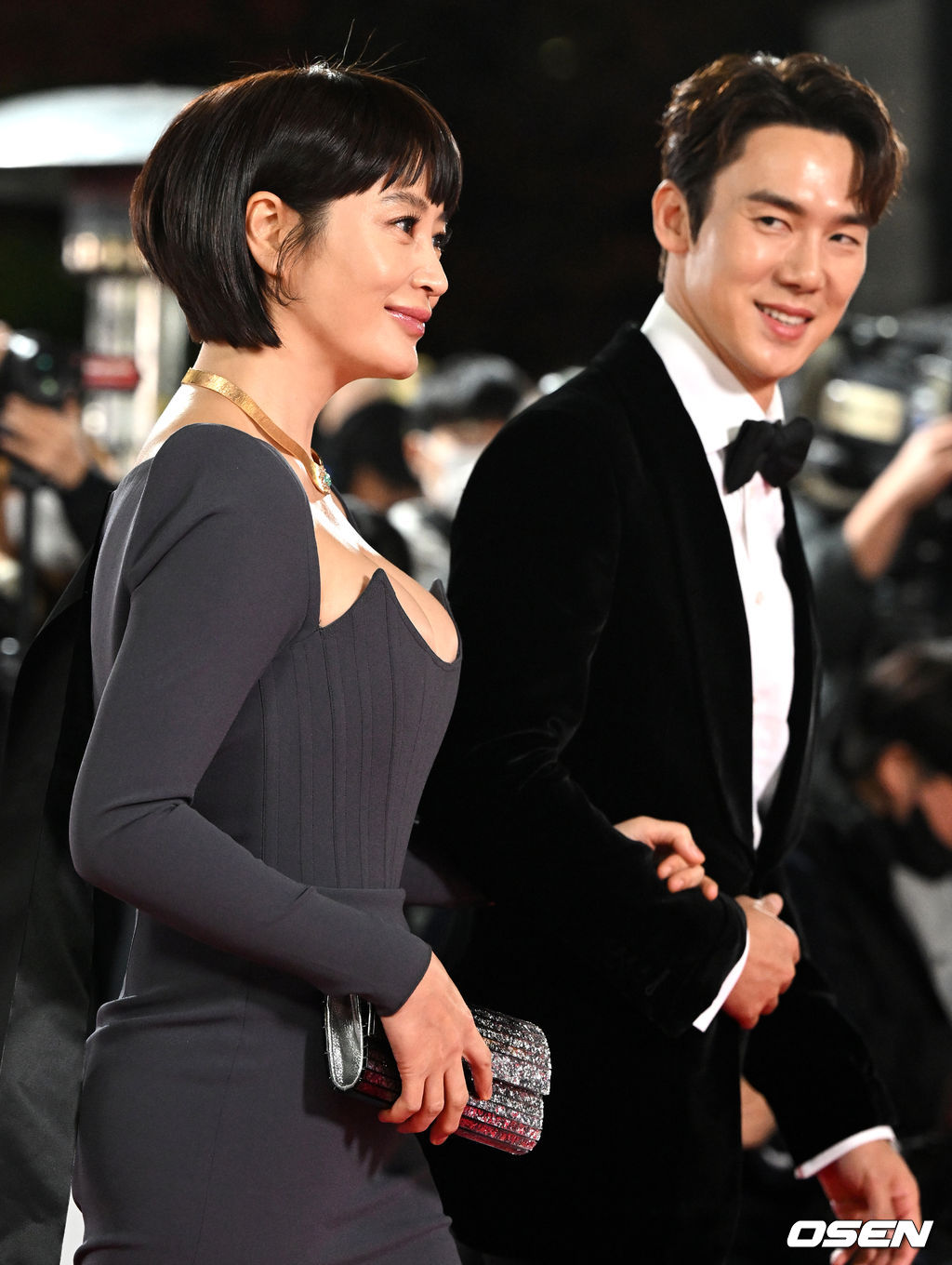 배우 김혜수, 유연석이 레드카펫을 밟고 있다. 2021.11.26 /jpnews@osen.co.kr