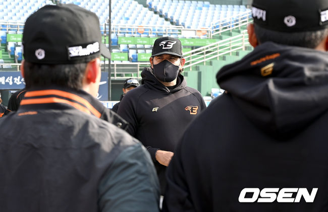 카를로스 수베로 한화 감독이 선수들과 미팅을 갖고 있다. 2021.11.05 /OSEN DB