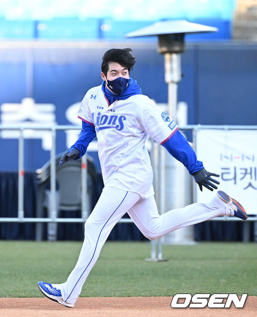 27일 오후 대구삼성라이온즈파크에서 삼성 라이온즈 2021 발로차 러브 데이’가 열렸다.끝내기 안타를 기록한 원태인이 환호하고 있다. 2021.11.27 /sunday@osen.co.kr