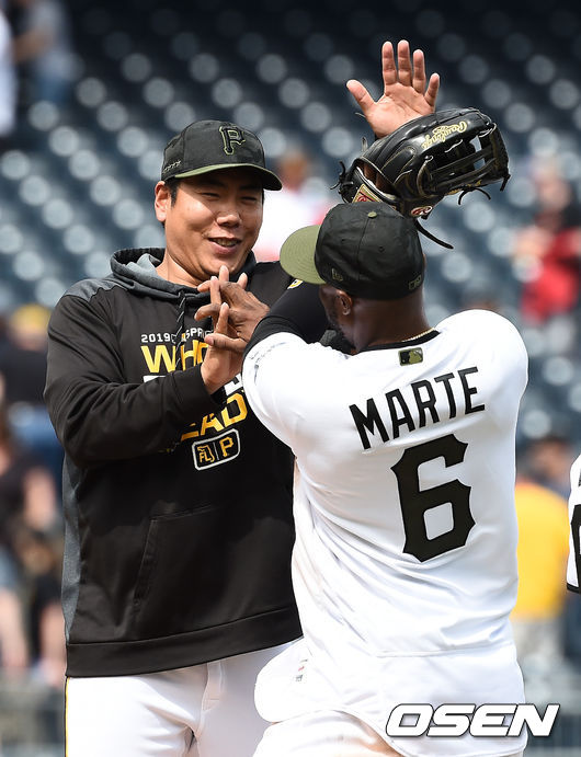 피츠버그 시절 강정호가 스탈링 마르테와 장난을 치고 있다. /OSEN DB