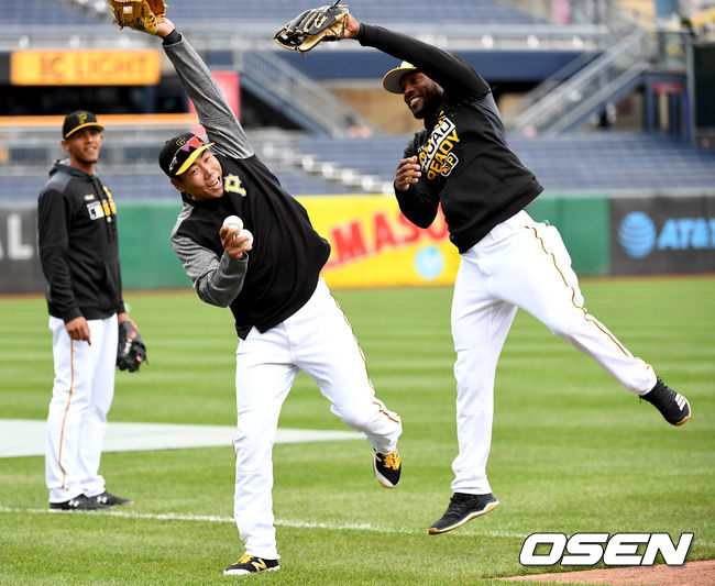 피츠버그 시절 강정호와 스탈링 마르테가 캐치볼 훈련을 하며 장난을 치고 있다. /OSEN DB