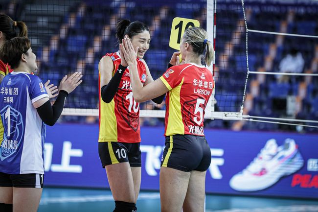 상하이 김연경과 조던 라슨이 교체되면서 손을 맞잡고 있다. /중국배구협회 홈페이지