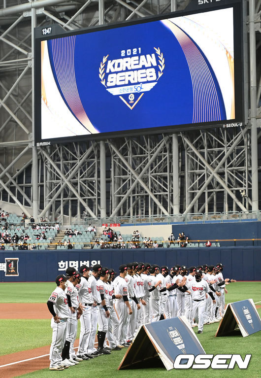 KT 위즈는 14일 서울 고척 스카이돔에서 열린 2021시즌 KBO리그 한국시리즈(7전 4선승제) 1차전 두산 베어스와의 경기에서 에서 4-2로 승리했다. 역대 한국시리즈에서 1차전 승리팀의 우승 확률은 73.7%나 된다. 38차례 중 28번을 우승했다.경기에 앞서 KT 선수들이 식전 행사를 하고 있다. /sunday@osen.co.kr