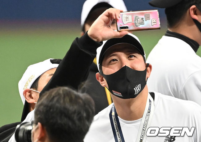 KT 위즈가 창단 첫 한국시리즈 우승을 차지했다.KT는 18일 서울 고척 스카이돔에서 열린 한국시리즈 4차전 두산과의 경기에서 8-4로 승리했다. 이로써 KT는 1~4차전을 모두 승리하면서 4전승 퍼펙트 우승을 달성했다. 7년 연속 한국시리즈에 진출한 두산은 역대 9번째로 4전패 준우승 팀이 됐다. KT 황재균이 기념촬영을 하고 있다. 2021.11.18 /sunday@osen.co.kr