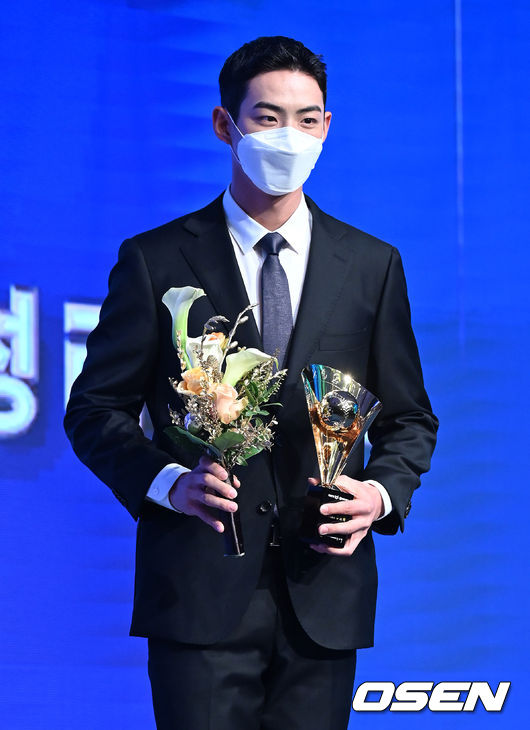 삼성 구자욱이 KBO 득점상을 수상하고 포즈를 취하고 있다. 2021.11.29 /jpnews@osen.co.kr