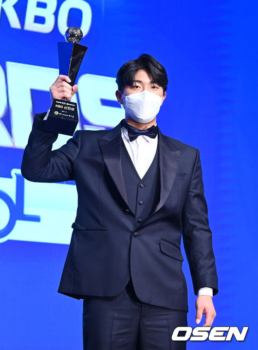 KBO 신인상 KIA 이의리가 포즈를 취하고 있다. 2021.11.29 /jpnews@osen.co.kr