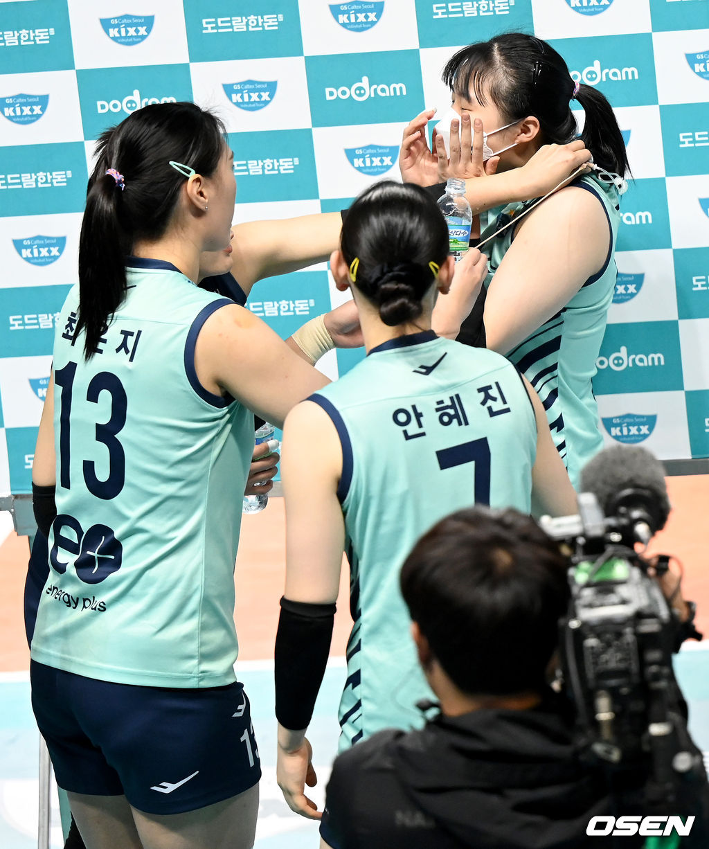 수훈 인터뷰를 마치고 축하를 받는 GS칼텍스 김지원. /OSEN DB