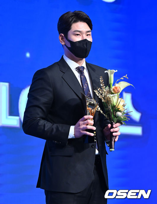 LG 홍창기가 KBO 출루율상을 수상하고 포즈를 취하고 있다. /OSEN DB