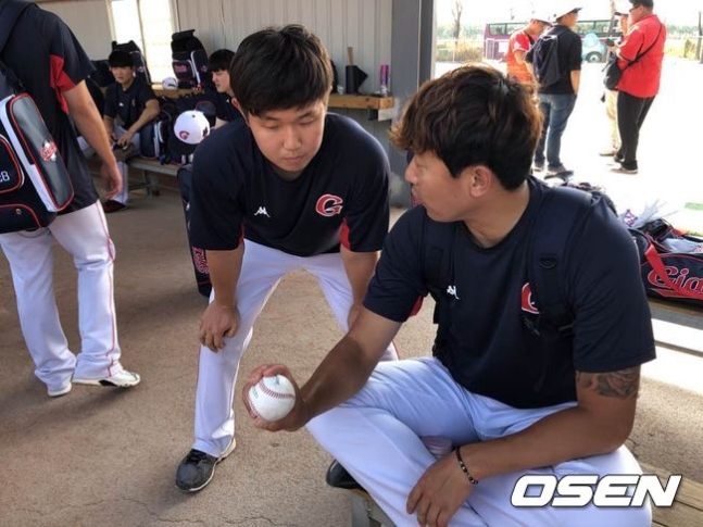 2019년 롯데 가오슝 스프링캠프 당시 오현택에게 슬라이더를 전수 받고 있는 최하늘 /OSEN DB