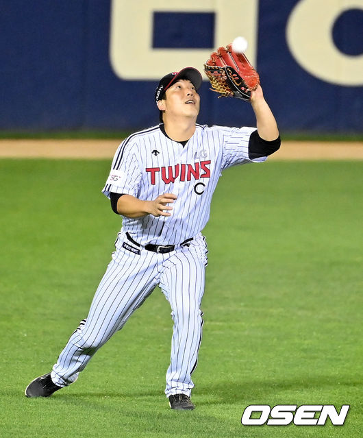 LG 김현수가 두산 정수빈의 좌익수 플라이 타구를 처리하고 있다. 2021.10.01 /OSEN DB