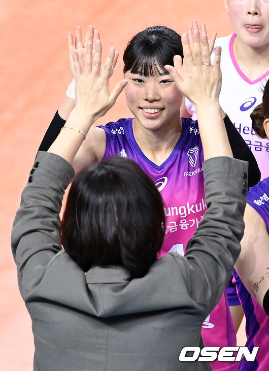 흥국생명은 1일 인천삼산월드체육관에서 열린 도드람 2021-2022 V리그 여자부 2라운드 페퍼저축은행과의 홈경기에서 세트 스코어 3-1(26-24, 25-18, 23-25, 25-14)으로 승리했다.경기 종료 후 흥국생명 정윤주가 박미희 감독과 승리의 기쁨을 나누고 있다. 2021.12.01 /sunday@osen.co.kr