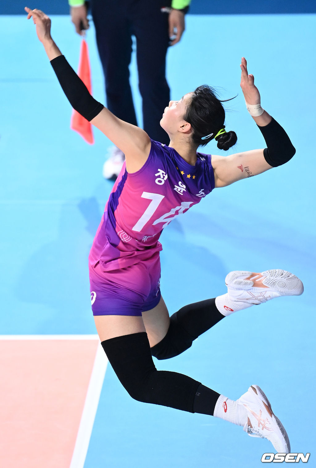 1일 인천삼산월드체육관에서 열린 2021-2022 도드람 V-리그 프로배구 흥국생명과 페퍼저축은행의 경기, 4세트 흥국생명 정윤주가 서브를 하고 있다. 2021.12.01 /sunday@osen.co.kr