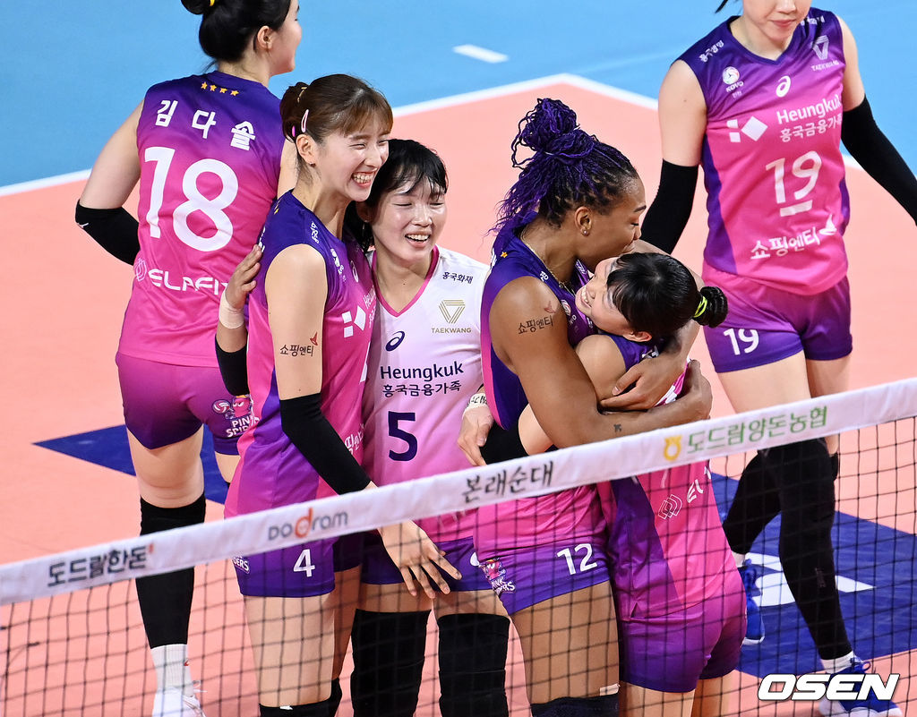 1일 인천삼산월드체육관에서 열린 2021-2022 도드람 V-리그 프로배구 흥국생명과 페퍼저축은행의 경기, 1세트 득점에 성공한 흥국생명 정윤주가 동료들과 환호하고 있다. 2021.12.01 /sunday@osen.co.kr