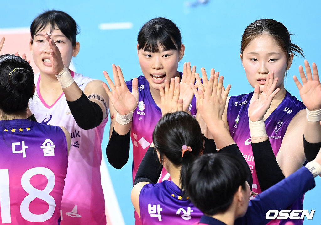 1일 인천삼산월드체육관에서 열린 2021-2022 도드람 V-리그 프로배구 흥국생명과 페퍼저축은행의 경기, 종료 후 흥국생명 정윤주가 동료들과 승리의 기쁨을 나누고 있다. 2021.12.01 /sunday@osen.co.kr