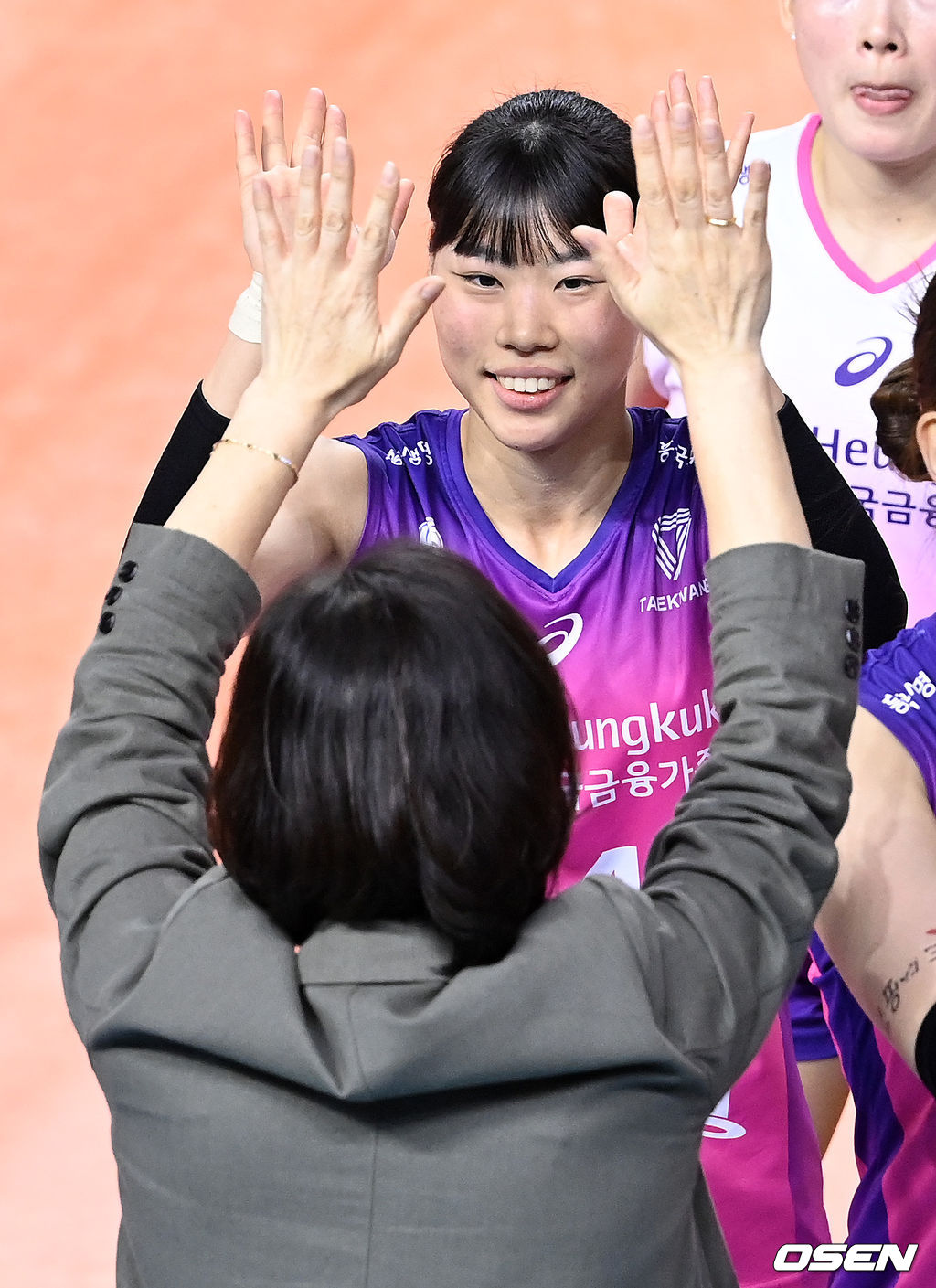 1일 인천삼산월드체육관에서 열린 2021-2022 도드람 V-리그 프로배구 흥국생명과 페퍼저축은행의 경기, 종료 후 흥국생명 정윤주가 박미희 감독과 승리의 기쁨을 나누고 있다. 2021.12.01 /sunday@osen.co.kr