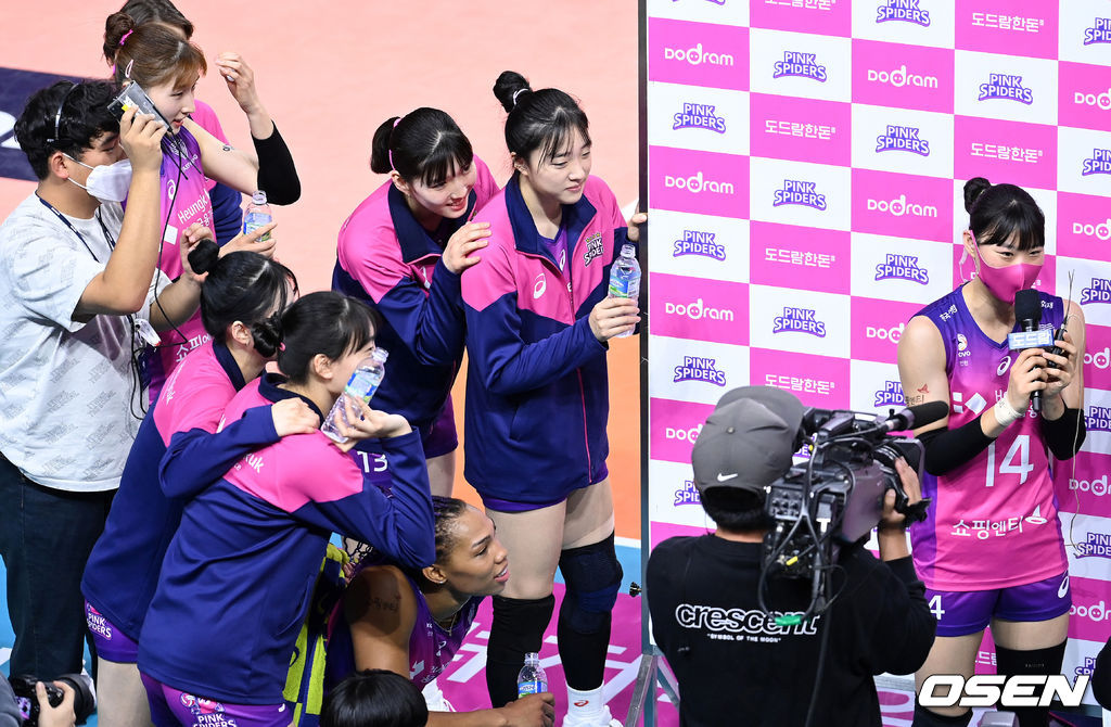 1일 인천삼산월드체육관에서 열린 2021-2022 도드람 V-리그 프로배구 흥국생명과 페퍼저축은행의 경기, 종료 후 흥국생명 선수들이 인터뷰를 하는 정윤주를 축하하기 위해 기다리고 있다. 2021.12.01 /sunday@osen.co.kr