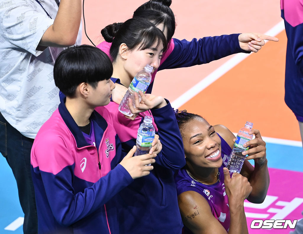 1일 인천삼산월드체육관에서 열린 2021-2022 도드람 V-리그 프로배구 흥국생명과 페퍼저축은행의 경기, 종료 후 흥국생명 선수들이 인터뷰를 하는 정윤주를 축하하기 위해 기다리고 있다. 2021.12.01 /sunday@osen.co.kr