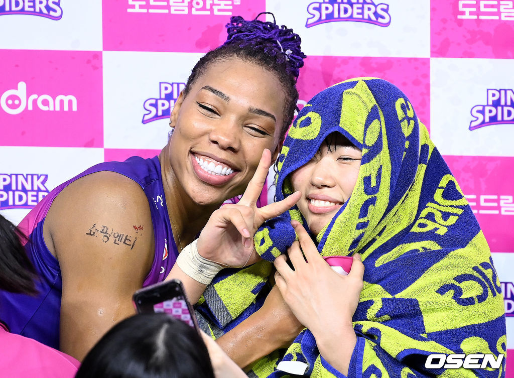 1일 인천삼산월드체육관에서 열린 2021-2022 도드람 V-리그 프로배구 흥국생명과 페퍼저축은행의 경기, 종료 후 방송인터뷰를 마친 흥국생명 정윤주가 동료들과 기념촬영을 하고 있다. 2021.12.01 /sunday@osen.co.kr