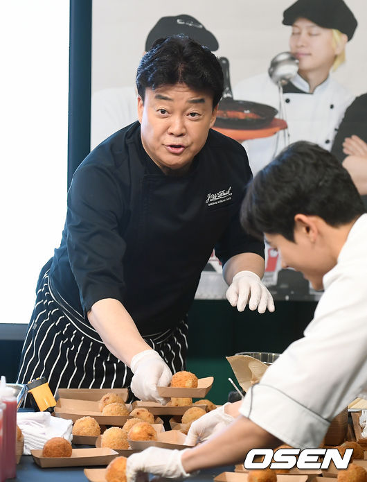 백종원이 포토타임을 갖고 있다. /youngrae@osen.co.kr