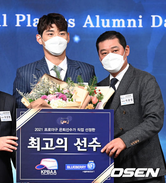 최고의 선수상을 수상한 키움 이정후가 LG 이종범 코치와 기념촬영을 하고 있다. 2021.12.02 /sunday@osen.co.kr